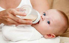 新生兒吃奶