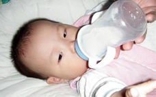 寶寶多大喝奶粉比較好 寶寶不喝奶粉什么原因