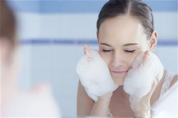 洗臉用毛巾好還是一次性洗臉巾好 用什么洗臉對皮膚好